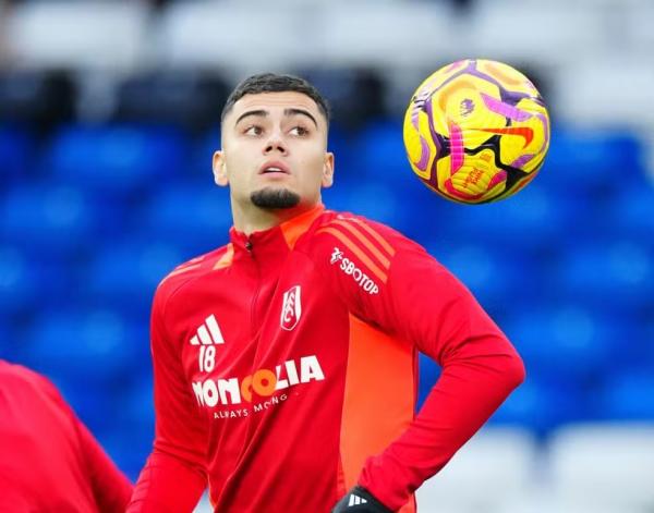 Andreas Pereira em aquecimento no Fulham.(Imagem:Divulgação / Fulham)