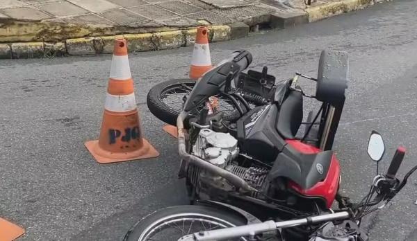 Moto ficou na pista após acidente com caminhão que deixou motociclista morto.(Imagem:Reprodução/TV Globo)