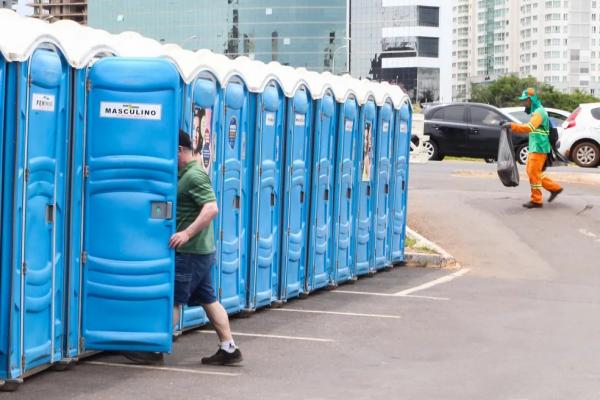 Banheiro químico instalado em rua.(Imagem:Toninho Tavares/Agência Brasília)