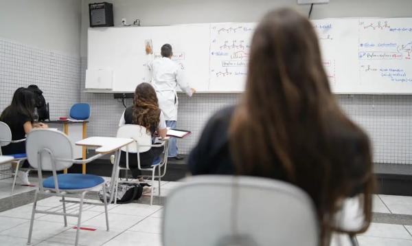 Texto sugere ensino da língua espanhola de forma obrigatória.(Imagem:Studio Formatura/Galois)