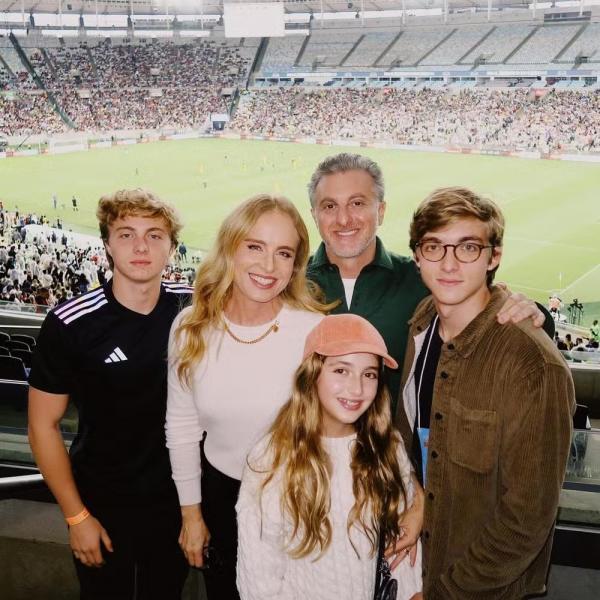 Luciano Huck com Angélica e os filhos no Maracanã.(Imagem:Reprodução/Instagram)