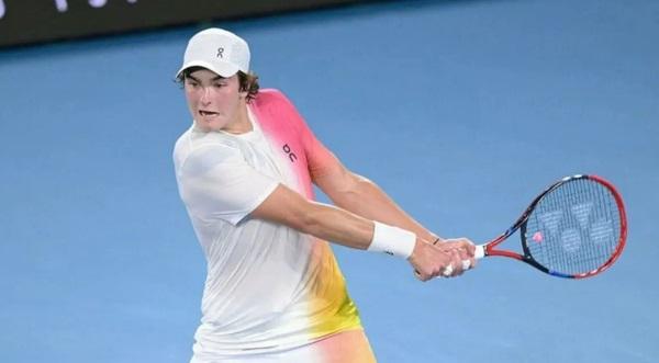 João Fonseca em ação no Australian Open(Imagem:Reprodução/Instagram/João Fonseca)