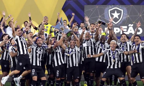 Alvinegro confirma favoritismo e coroa temporada com tricampeonato.(Imagem:REUTERS/RICARDO MORAES/DIREITOS RESERVADOS)