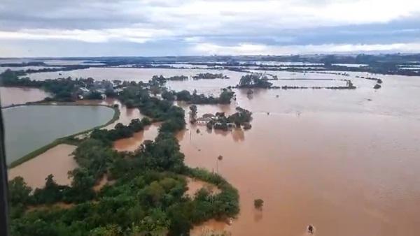 Avião da FAB sobrevoa região alagada após fortes chuvas no Rio Grande Sul(Imagem: Força Aérea Brasileira)