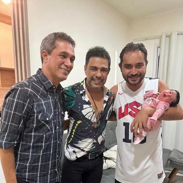 Emanoel Camargo, Zezé Di Camargo e Wes Camargo com Maitê no colo.(Imagem:Reprodução/Instagram)