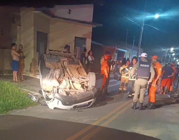 Veículo tomba no litoral do Piauí e mulher fica presa às ferragens(Imagem:Reprodução/WhatsApp)