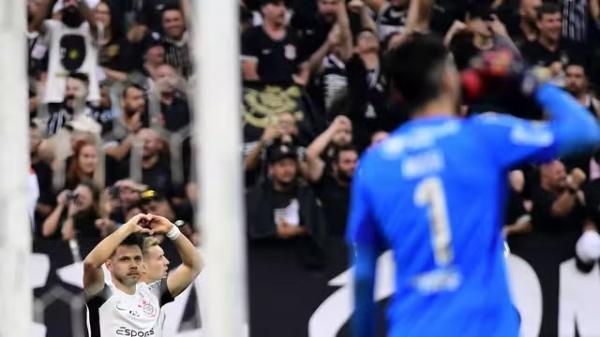 Romero comemora gol do Corinthians contra o Flamengo.(Imagem:Marcos Ribolli)