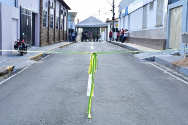 Solenidade marca inauguração da pavimentação asfáltica das ruas Defala Attem e Elias Oka em Floriano.(Imagem:Secom)