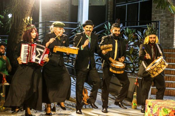 O evento contará com grupos artísticos nacionais e internacionais e para assistir as apresentações basta levar um quilo de alimento não perecível.(Imagem:Divulgação)