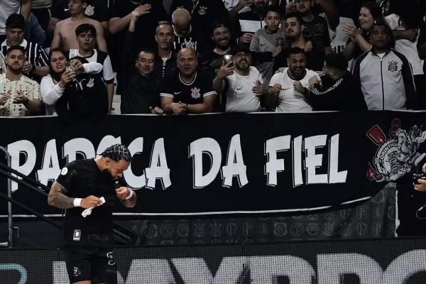 Comemoração de Memphis Depay, do Corinthians, contra o Athletico-PR.(Imagem:Marcos Ribolli)