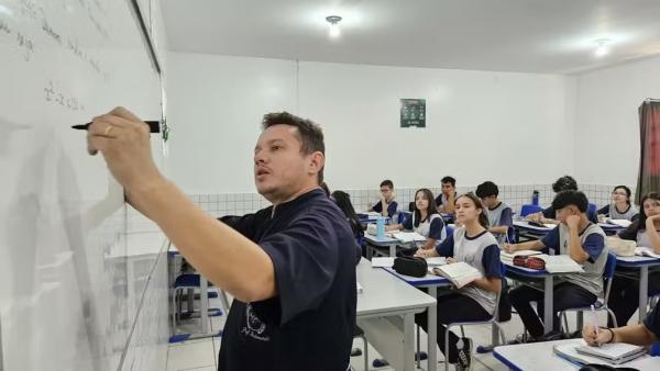 Raimundo Alves, atual professor de matemática do CETI Augustinho Brandão, que voltou a Cocal dos Alves após se formar.(Imagem:Seduc)