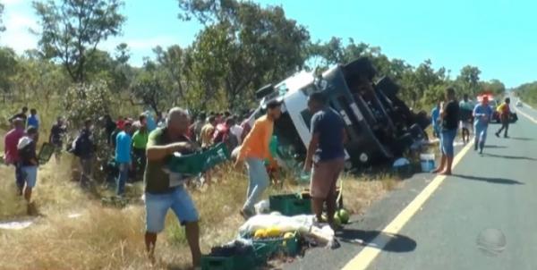 Caminhão carregado de frutas tomba na BR-230 em Barão de Grajaú(Imagem:Reprodução/TV Tropical)