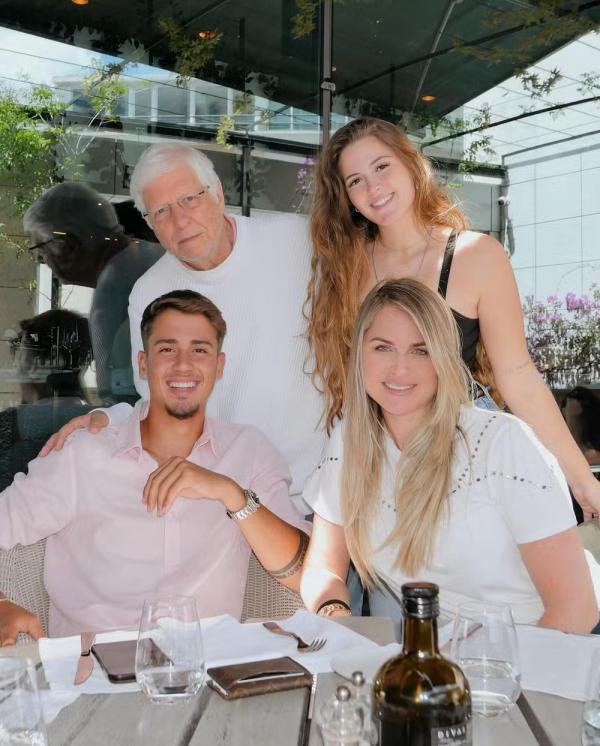 Susana Werner com os filhos, Cauet e Giulia, e o pai, Avelino Werner.(Imagem:Reprodução/Instagram)