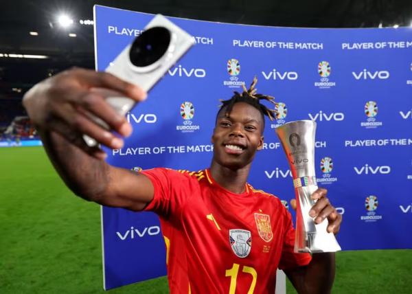 Nico Williams recebe o prêmio de melhor do jogo Espanha x Itália.(Imagem:Matt McNulty - UEFA/UEFA via Getty Images)