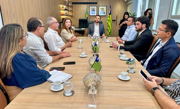  Deputado Dr. Francisco Costa participa de reunião para cessão de escola à UFPI em Floriano(Imagem:Reprodução/Instagram)