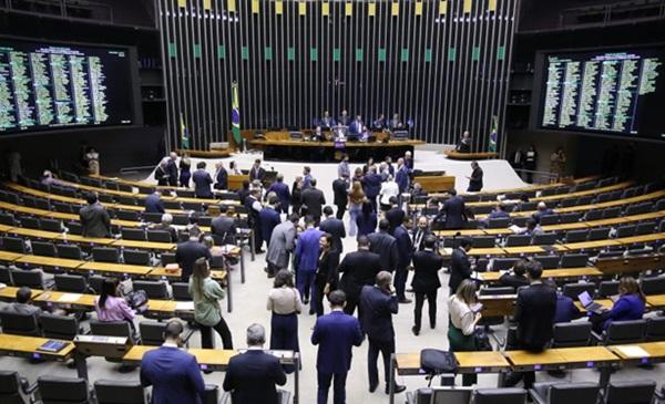 Deputados analisam propostas no Plenário(Imagem:Kayo Magalhães/Câmara dos Deputados)