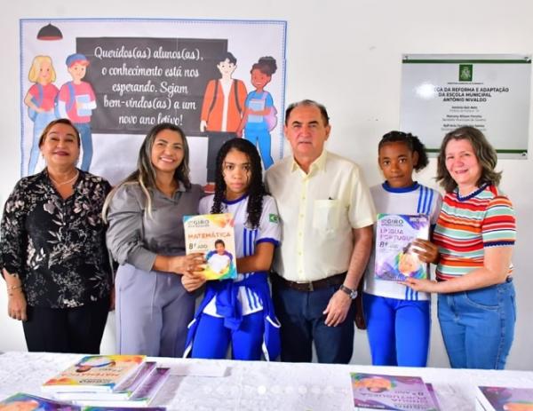  Prefeito Antonio Reis entrega livros do programa 