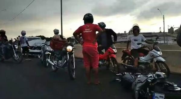 Motociclista morre em colisão com BMW no viaduto do Mercado do Peixe em Teresina.(Imagem:Reprodução)