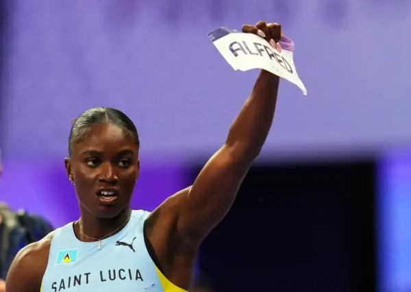 Julien Alfred, de 23 anos,conquistou o  foi ouro nos 100m rasos, a primeira medalha olímpica de Santa Lúcia, uma pequena ilha no Caribe.(Imagem:Reuters/Aleksandra Szmigiel/Direitos Reservados)