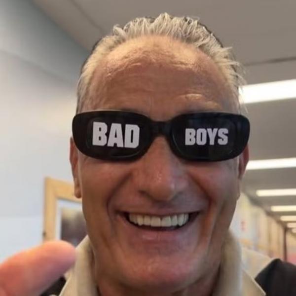 Tite, do Flamengo, com óculos do filme Bad Boys.(Imagem:Reprodução)