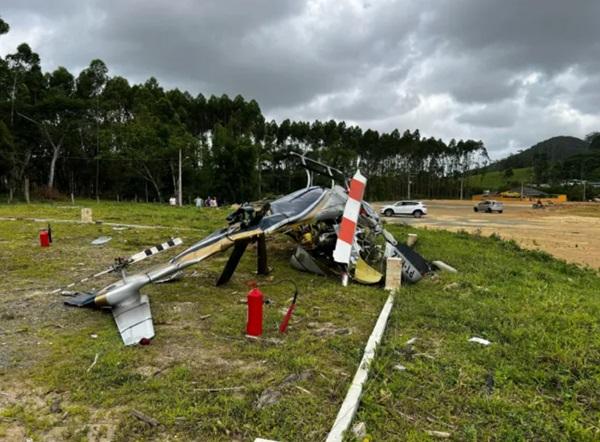 Acidente envolvendo queda de helicóptero no município de Penha(Imagem:Divulgação/Corpo de Bombeiros)