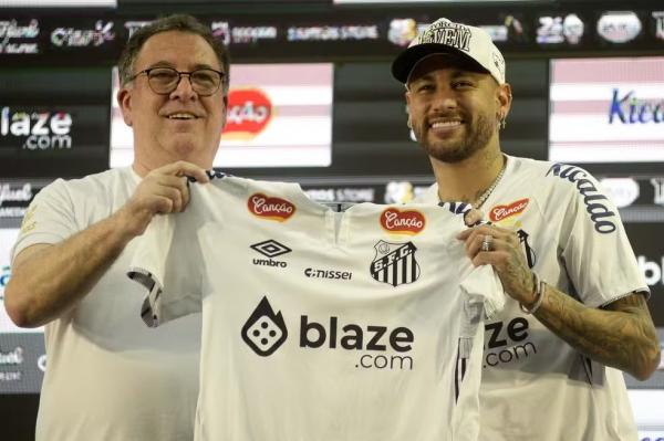 Neymar é apresentado por Marcelo Teixeira no Santos.(Imagem:Marcos Ribolli)