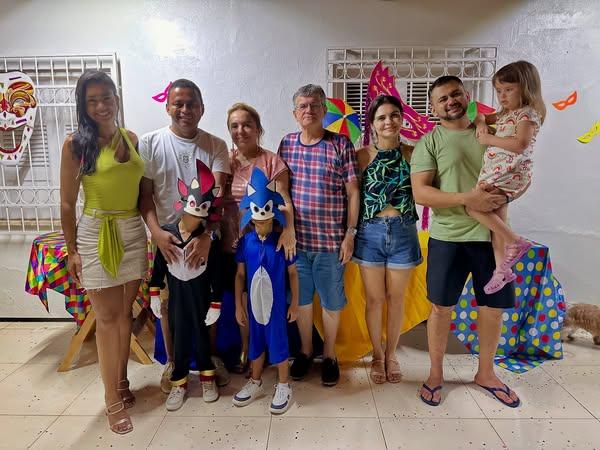 Deputado Dr. Francisco Costa participa do carnaval de Floriano em clima de alegria e reencontros.(Imagem:Reprodução/Facebook)