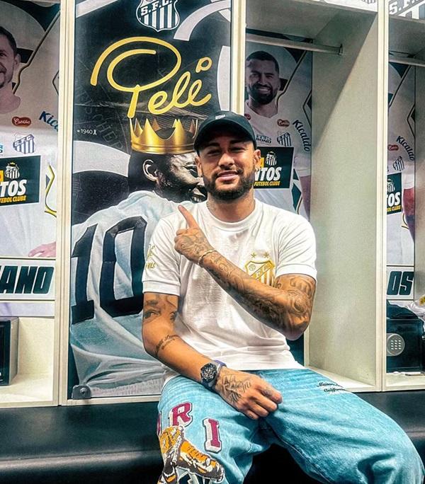 Neymar no vestiário do Santos no espaço reservado ao Rei Pelé(Imagem:Reprodução/Santos)