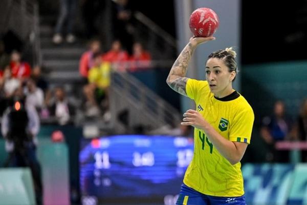 Brasil e Hungria fazem jogo competitivo, mas seleção desperdiça vantagem de cinco pontos e perde partida no handebol feminino.(Imagem:Harry Langer/DeFodi Images via Getty Images)