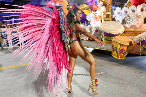 Alane Dias machuca o bumbum me desfile da Grande Rio.(Imagem:Roberto Filho/BrazilNews)