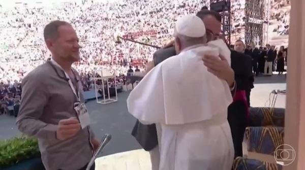 Papa Francisco faz apelo à paz no Oriente Médio ao abraçar israelense e palestino(Imagem:Reprodução/TV Globo)