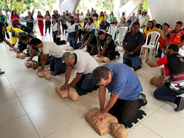 No treinamento, os participantes aprenderam a identificar os sinais de uma parada cardíaca, manobras de reanimação, identificação de um ambiente seguro para o primeiro atendimento.(Imagem:Divulgação)