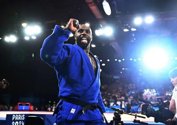 O multicampeão Teddy Riner foi sorteado para o duelo de desempate da disputa por equipes do judô e justificou o favoritismo ao vencer por ippon o japonês Tatsuro Saito, conquistand(Imagem:Reuters/Arlette Bashizi/Direitos Reservados)