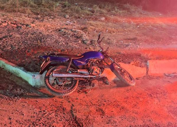 Polícia Militar recupera motocicleta roubada em Floriano.(Imagem:Divulgação/PM)