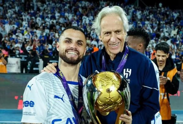 Michael e Jorge Jesus com o troféu da Supercopa Saudita 2024.(Imagem:Divulgação / Al Hilal)