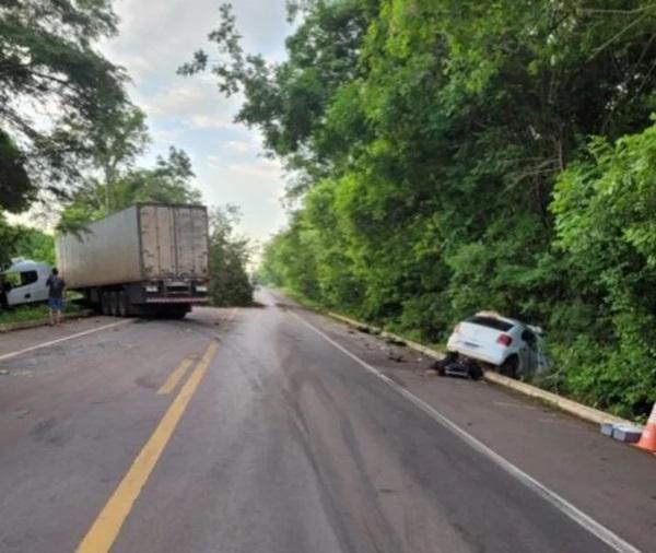 Colisão entre carro e caminhão(Imagem:Reprodução/Redes sociais)