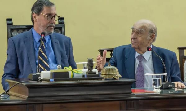 Presidente do Uruguai por dois mandatos, jornalista, advogado, Júlio Maria Sanguinetti (d), 89 anos, toma posse na cadeira 8 de sócio correspondente da ABL.(Imagem:ABL/Divulgação)