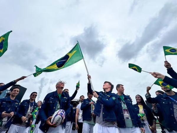 Isaquias Queiroz e Raquel Kochhann na abertura das Olimpíadas.(Imagem:Alexandre Loureiro/COB)