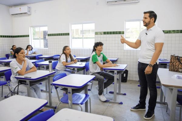 Secretário Washington Bandeira acompanha 2ª fase do Torneio de Matemática das Escolas Estaduais.(Imagem:Divulgação)