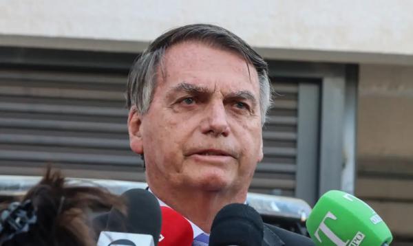 O ex-presidente Jair Bolsonaro, fala com jornalistas, na sede da Polícia Federal em Brasília.(Imagem:Valter Campanato/Agência Brasil)