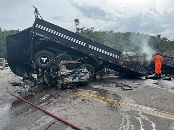 Acidente com ônibus, carreta e carro deixa ao menos 18 mortos em Minas Gerais(Imagem:Reprodução)