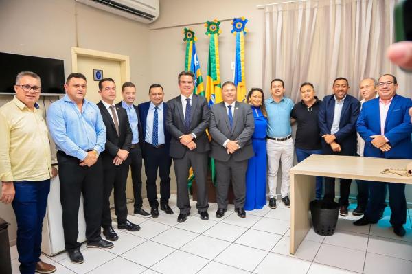 Senador Ciro Nogueira realiza um dia inteiro de reuniões e atende prefeitos, vereadores e lideranças de todo o Piauí  (Imagem:Suyane Mesquita / ASCOM)