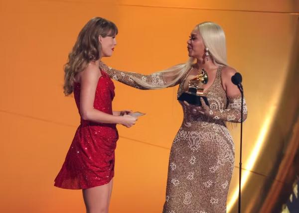 Beyoncé recebe Grammy de Melhor Álbum de Country das mãos de Taylor Swift.(Imagem:Getty Images)