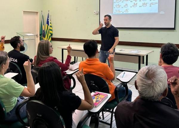 O objetivo é preparar os profissionais para oferecer um atendimento qualificado e inclusivo a pessoas surdas.(Imagem:Divulgação)