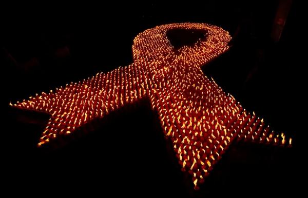 Cerca de 2,8 mil velas são acesas durante evento do Dia Mundial da Aids em Jacarta, em 2009.(Imagem:Dadang Tri/Reuters)