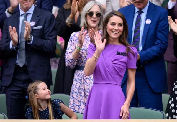 A Princesa Kate Middleton agradecendo o carinho do público da final do Torneio de Tênis de Wimbledon, na companhia da Princesa Charlotte.(Imagem:Getty Images)