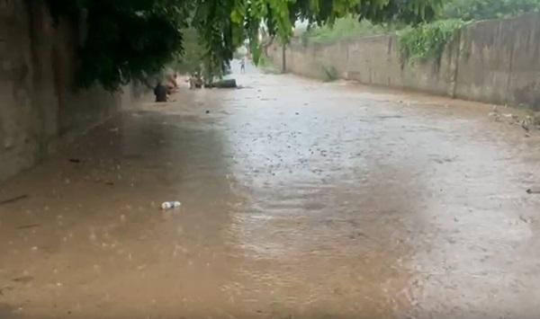 VÍDEO: Mulher é resgatada após carro cair em bueiro durante temporal em Teresina(Imagem:Reprodução)