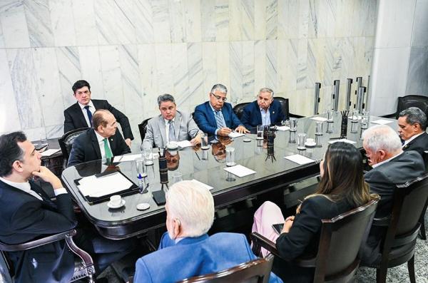 Marcelo Castro anunciou pauta de votações após reunião com Rodrigo Pacheco e os demais líderes.(Imagem:Pedro Gontijo/Senado Federal)
