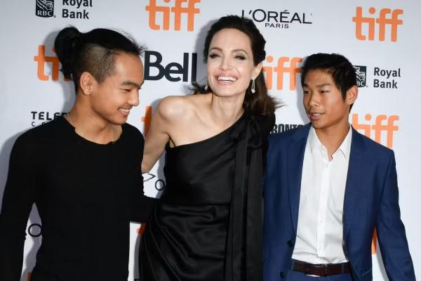 A atriz Angelina Jolie com os dois filhos mais velhos, Pax e Maddox.(Imagem: Getty Images)