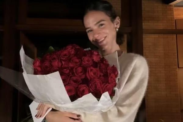 Bruna Marquezine posta foto com buquê de flores e reforça rumores de namoro com João Guilherme.(Imagem:Reprodução/Instagram)